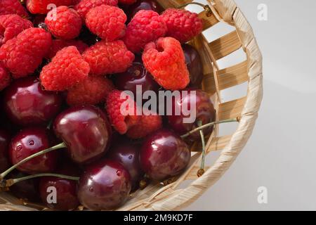 Primo piano di bacche fresche in un secchio di vimini Foto Stock