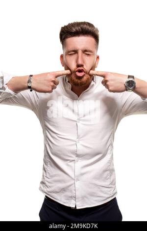 Foto studio di un uomo dall'aspetto bello in una camicia bianca, isolato su uno sfondo bianco Foto Stock