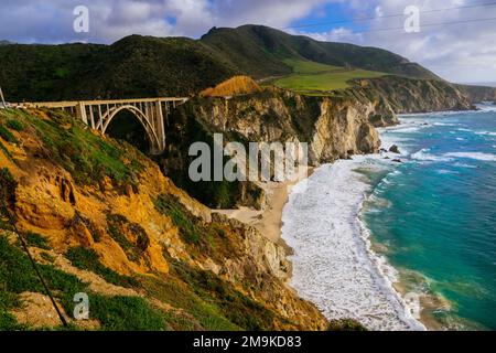 Ponte di Bixby Creek e paesaggio circostante, Big sur, Contea di Monterey, California, Stati Uniti Foto Stock