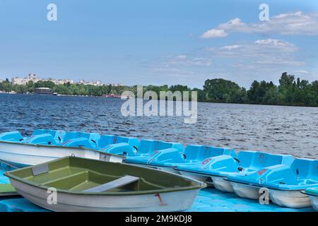 Barca da pesca sullo sfondo del fiume Foto Stock