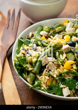Asparagi fatti in casa, insalata di spinaci e formaggio feta vegano Foto Stock