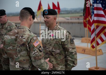 Il comando di offerta della Brigata Dragone Sgt. Major Raymond J. Belk saluta durante una cerimonia di rinuncia alla responsabilità alla base aerea di Osan, Repubblica di Corea, il 19 maggio 2022.”ho sentito solo lui descrivere un modo '' ha detto il Colon. McLellan “solido, e un vero professionista”. Foto Stock