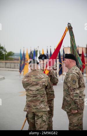 Il comando di offerta della Brigata Dragone Sgt. Major Raymond J. Belk saluta durante una cerimonia di rinuncia alla responsabilità alla base aerea di Osan, Repubblica di Corea, il 19 maggio 2022.”ho sentito solo lui descrivere un modo '' ha detto il Colon. McLellan “solido, e un vero professionista”. Foto Stock