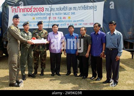 030214-F-3961R-015. [Complete] Scene Caption: Exercise Directors for participing countries pose for a group photo with Local Official from a School located in the rurale area of Korat, Thailand, during Exercise COPE TIGER 2003. I partecipanti agli esercizi militari hanno raccolto denaro per acquistare forniture che sono state donate alla scuola durante un evento di sensibilizzazione della comunità. Cope Tiger è un esercizio multinazionale annuale nella regione Asia-Pacifico che promuove relazioni più strette e consente alle unità dell'aeronautica nella regione di affinare le capacità di combattimento aereo e di praticare l'interoperabilità con le forze statunitensi. Nella figura, le Foto Stock