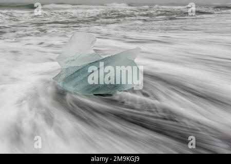 La straordinaria spiaggia di diamante in Islanda. Ice rock con spiaggia di sabbia nera a Jokulsarlon beach. Questo famoso sabbia spiaggia di lava è pieno di molti giganti gemme di ghiaccio, Foto Stock