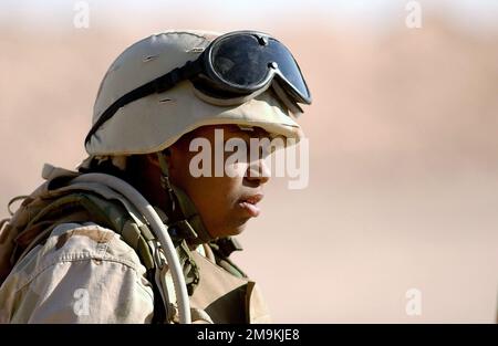 US Navy (USN) Ospedale Corpsman terza Classe (hm3) Sarah Cade, fotografato durante una sezione di allenamento a Camp Coyote, Kuwait, durante l'operazione CHE PERCORRE LA LIBERTÀ. Subject Operation/Series: ENDURING FREEDOM base: Camp Coyote Paese: Kuwait (KWT) Foto Stock