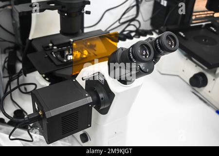 Microscopio da laboratorio. Un microscopio in un laboratorio biologico. Foto Stock