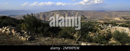 Vista sulla riserva naturale di Yarmouk e sulle alture del Golan dalla città di Umm Qais, Giordania, Medio Oriente Foto Stock