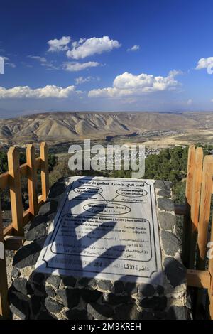 Vista sulla riserva naturale di Yarmouk e sulle alture del Golan dalla città di Umm Qais, Giordania, Medio Oriente Foto Stock