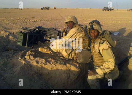 Nel deserto, US Marine Corps (USMC) Sergente (SGT) Harold Crawley e Lance Corporal (LCPL) Shawn Williams, uomo un MK-19 40mm Grenade Machine Gun, Mod 3, in una posizione di protezione per la loro piattaforma di comunicazione durante il funzionamento CHE PERDURANO LA LIBERTÀ. Subject Operation/Series: ENDURING FREEDOM Nazione: Kuwait (KWT) Foto Stock