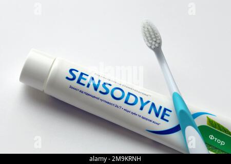 KIEV, UCRAINA - 4 MAGGIO 2022 Sensodyne fluoro o fluor è un dentifricio al fluoro che aiuta a proteggere contro la sensibilità dei denti Foto Stock