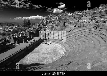 Vista sul teatro occidentale della città di Umm Qais, Giordania, Medio Oriente Foto Stock