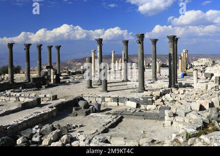 Vista sulla chiesa bizantina nella città di Umm Qais, Giordania, Medio Oriente Foto Stock