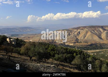 Vista sulla riserva naturale di Yarmouk e sulle alture del Golan dalla città di Umm Qais, Giordania, Medio Oriente Foto Stock