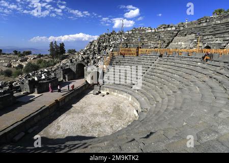 Vista sul teatro occidentale della città di Umm Qais, Giordania, Medio Oriente Foto Stock