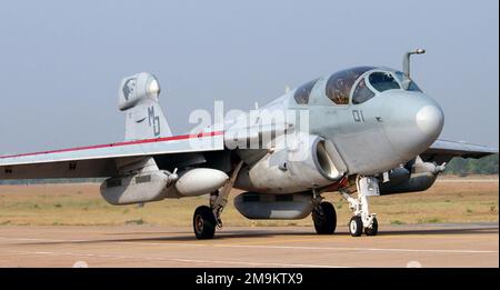 Un aereo US Marine Corps (USMC) EA-6B Prowler assegnato a Marine Tactical Electronic Warfare Squadron Three (VMAQ-3), si prepara al decollo a Korat, Royal Thai Air Force base (RTAFB) Thailandia, durante l'esercizio COPE TIGER 2003. Cope Tiger è un esercizio multinazionale annuale nella regione Asia-Pacifico che promuove relazioni più strette e consente alle unità dell'aeronautica nella regione di affinare le capacità di combattimento aereo e di praticare l'interoperabilità con le forze statunitensi. Soggetto operativo/Serie: COPE TIGER 2003 base: Korat Royal Thai Air Force base Paese: Thailandia (THA) Foto Stock