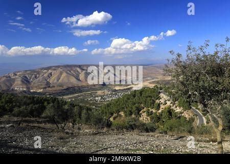 Vista sulla riserva naturale di Yarmouk e sulle alture del Golan dalla città di Umm Qais, Giordania, Medio Oriente Foto Stock