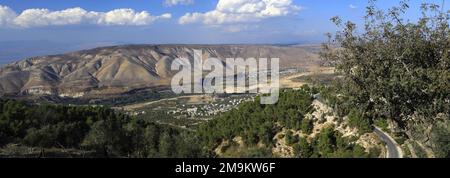 Vista sulla riserva naturale di Yarmouk e sulle alture del Golan dalla città di Umm Qais, Giordania, Medio Oriente Foto Stock