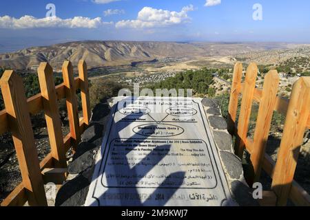 Vista sulla riserva naturale di Yarmouk e sulle alture del Golan dalla città di Umm Qais, Giordania, Medio Oriente Foto Stock