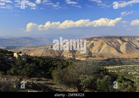 Vista sulla riserva naturale di Yarmouk e sulle alture del Golan dalla città di Umm Qais, Giordania, Medio Oriente Foto Stock