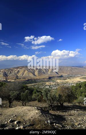 Vista sulla riserva naturale di Yarmouk e sulle alture del Golan dalla città di Umm Qais, Giordania, Medio Oriente Foto Stock