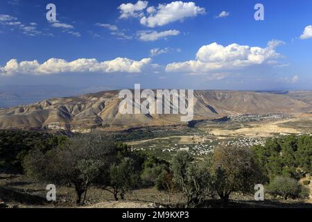 Vista sulla riserva naturale di Yarmouk e sulle alture del Golan dalla città di Umm Qais, Giordania, Medio Oriente Foto Stock