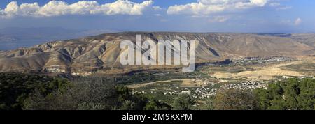 Vista sulla riserva naturale di Yarmouk e sulle alture del Golan dalla città di Umm Qais, Giordania, Medio Oriente Foto Stock