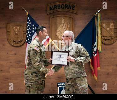 STATI UNITI Christopher Donaghe, l'assistente medico assegnato a 2nd battaglione, 503rd reggimento di fanteria aerea, è stato designato come Stati Uniti Esercito Europa e Africa Assistente medico dell'anno 2021 a Caserma del DIN a Vicenza, Italia il 20 maggio 2022. Foto Stock