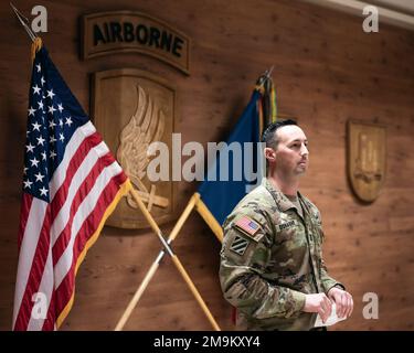 STATI UNITI Christopher Donaghe, l'assistente medico assegnato a 2nd battaglione, 503rd reggimento di fanteria aerea, è stato designato come Stati Uniti Esercito Europa e Africa Assistente medico dell'anno 2021 a Caserma del DIN a Vicenza, Italia il 20 maggio 2022. Foto Stock