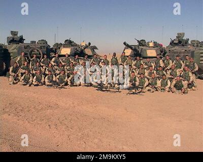 I marine STATUNITENSI (USMC) Marines del 2nd Battaglione 5th Marines, Marine Corps base (MCB) Camp Pendleton, California (CA), sono in piedi per una foto prima di attraversare il confine iracheno durante l'operazione CHE PERCORRE LA LIBERTÀ. (Immagine substandard). Paese: Kuwait (KWT) Foto Stock