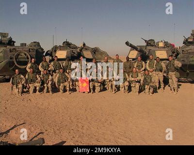 US Marine Corps (USMC) Marines of Echo Company (CO) 2nd Battaglione 5th Marines, Marine Corps base (MCB) Camp Pendleton, California (CA), stand per una foto prima di attraversare il confine iracheno durante l'operazione CHE PERCORRE LA LIBERTÀ. (Immagine substandard). Paese: Kuwait (KWT) Foto Stock