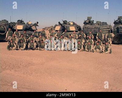 I marine STATUNITENSI (USMC) Marines del 2nd Battaglione 5th Marines, Marine Corps base (MCB) Camp Pendleton, California (CA), sono in piedi per una foto prima di attraversare il confine iracheno durante l'operazione CHE PERCORRE LA LIBERTÀ. (Immagine substandard). Paese: Kuwait (KWT) Foto Stock