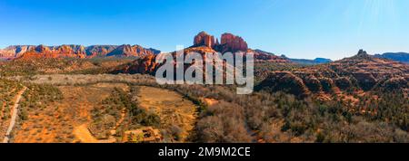 Montagne nel deserto, Chapel Rock, Sedona, Arizona, Stati Uniti Foto Stock