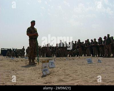 Major (MAJ) Clayton, Royal Marine Commandos (RMC), presenta una squadra di combattimento regimentale statunitense 5th Marines (RCT-5), 1st Marine Division, Camp Pendleton, California (CA), e le unità RMC sul piano britannico di "lief in place" ad un tavolo di sabbia. La tavola di sabbia è un modello tridimensionale del terreno in cui opereranno i Marines mentre si preparano a realizzare un piano di battaglia per una possibile guerra con l'Iraq. Il "riferimento sul posto" è il piano per alleviare queste unità, dopo che queste unità hanno innestato e tenuto un'area in avanti, dalle unità in entrata. (Immagine substandard). Operazione/Serie oggetto: ENDURIN Foto Stock