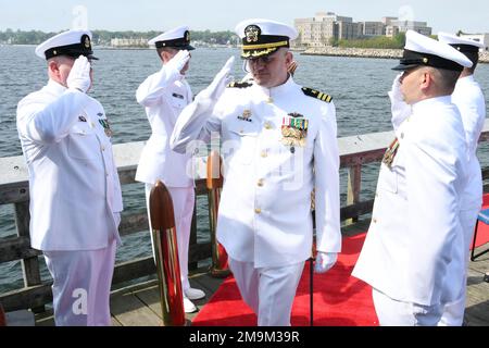 210927-N-GR655-0018 NEW LONDON, CONN (20 maggio 2022) – CMdR. Kevin Behm arriva a una cerimonia di cambio di comando per la USS Hartford (SSN 768) a Fort Trumbull, New London, Conn., 20 maggio. CMdR con scarico Behm. Stephen Wiegel come comandante ufficiale. Il sommergibile ad attacco rapido USS Hartford e l'equipaggio di classe Los Angeles operano sotto Submarine Squadron (SUBRON) FOUR e la sua missione principale è fornire sottomarini ad attacco rapido pronti, disposti e in grado di affrontare le sfide uniche del combattimento sottomarino e delle operazioni dispiegate in ambienti imperdonanti in tutto il mondo. Foto Stock