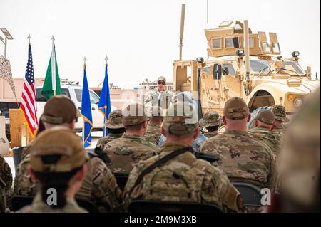 STATI UNITI Tecnologia Air Force. Michael Adams, assegnato allo Squadrone delle forze di sicurezza di spedizione del 378th, parla durante la cerimonia di chiusura della settimana della polizia, alla base aerea del Principe Sultano, in Arabia Saudita, il 20 maggio 2022. Adams, il relatore ospite per l'evento, è un deputato degli Stati Uniti Maresciallo per la forza di lavoro fugace dei violenti trasgressori dell'Arizona e membro del 720th° Squadrone della forza di sicurezza dell'aeronautica militare di Davis-Monthan a Tucson, Arizona. Nel 1962, il presidente John F. Kennedy ha celebrato il 15 maggio la Giornata nazionale degli ufficiali di polizia e la settimana che il 15 maggio cade come settimana nazionale della polizia. L'host ESFS 378th Foto Stock