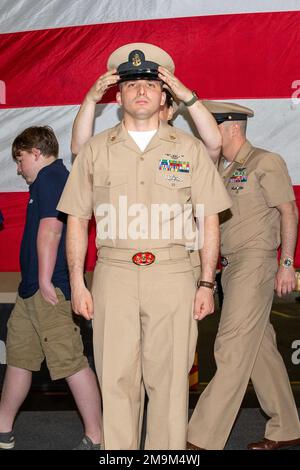 Geremiah Carmine, direttore generale dell'aviazione, assegnato al dipartimento armi della USS Gerald R. Ford (CVN 78), riceve la sua copertura durante la cerimonia di pinning del Master Chief e del Senior Chief Petty Officer di Ford, il 20 maggio 2022. Durante la cerimonia sono stati chiusi sei capi principali e 16 capi senior. Ford è nella stazione navale di Norfolk del porto che si prepara per il relativo periodo seguente in corso. Foto Stock