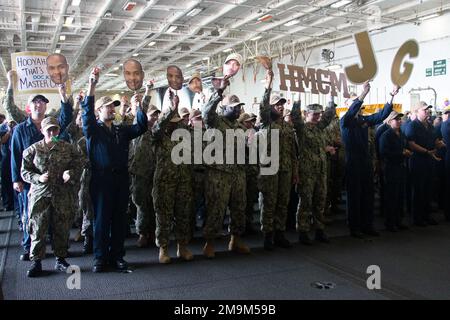 I marinai assegnati al dipartimento medico della USS Gerald R. Ford (CVN 78), allietano il direttore del Master Hospital Phillip Jean-Gilles durante la cerimonia di pinning del Master Chief e Senior Chief Petty Officer della Ford, il 20 maggio 2022. Durante la cerimonia sono stati chiusi sei capi principali e 16 capi senior. Ford è nella stazione navale di Norfolk del porto che si prepara per il relativo periodo seguente in corso. Foto Stock