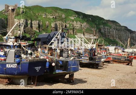 Barche da pesca sul Stade a Hastings, Sussex orientale, Inghilterra sudorientale, con East Hill sullo sfondo Foto Stock