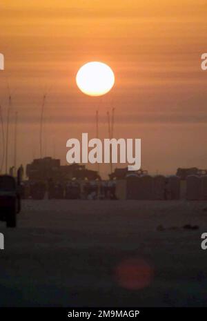 Il Sole sorge illuminando l'area di dispersione del corpo Marino statunitense (USMC) Regimental Combat Team-1 (RCT-1) in Kuwait prima di attraversare l'Iraq in preparazione dell'operazione PER LA LIBERTÀ IRACHENA. Paese: Kuwait (KWT) Foto Stock