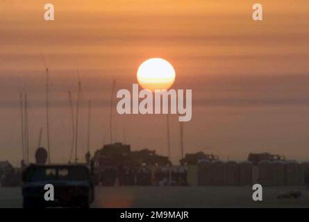 Il Sole sorge illuminando l'area di dispersione del corpo Marino statunitense (USMC) Regimental Combat Team-1 (RCT-1) in Kuwait prima di attraversare l'Iraq in preparazione dell'operazione PER LA LIBERTÀ IRACHENA. Paese: Kuwait (KWT) Foto Stock