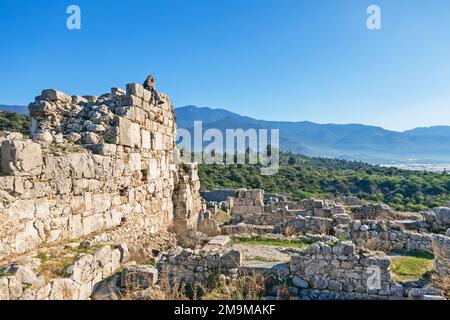 Madre con bambini che guardano l'acropoli dell'antica città di Xanthos - parte della Via Licia. La più grande città di Lycia. Destinazione turistica popolare in Antalya Turchia Foto Stock