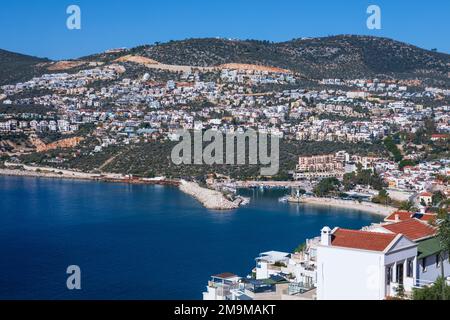 Vista panoramica della città di Kalkan (vecchio nome greco Kalamaki) nella splendida baia, le sue splendide spiagge e la natura. Sulla riva della costa Licia della Turchia Foto Stock