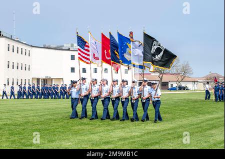 Laureati della società di reclutamento Bravo-202 completa la formazione di base negli Stati Uniti Coast Guard Training Center Cape May, N.J., 20 maggio 2022. Mentre le missioni della Guardia Costiera si sono evolute nel corso degli ultimi due secoli, il nostro impegno ad essere “sempre pronti” è rimasto fermo. Foto Stock