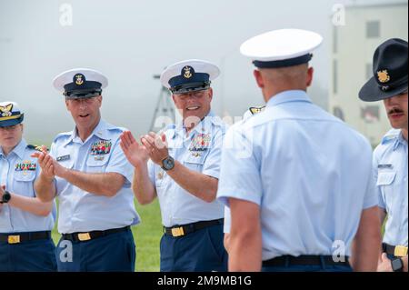 Laureati della società di reclutamento Bravo-202 completa la formazione di base negli Stati Uniti Coast Guard Training Center Cape May, N.J., 20 maggio 2022. Mentre le missioni della Guardia Costiera si sono evolute nel corso degli ultimi due secoli, il nostro impegno ad essere “sempre pronti” è rimasto fermo. Foto Stock