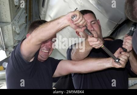 US Air Force (USAF) STAFF Sergente (SSGT) John Beldin (sinistra) e USAF SSGT Clayton Carver entrambi i caricatori di armi assegnati alla Bomb Wing (BW) 2nd, Apportare le modifiche a un missile convenzionale di crociera di lancio dell'aria dopo averlo caricato nella baia delle armi di un velivolo Stratofortress dell'USAF B-52H mentre è schierato con l'ala di spedizione dell'aria 7th (AEW) alla base dell'aeronautica militare di Andersen (AFB), Guam, durante il funzionamento CHE SOPPORTA LA LIBERTÀ. Soggetto operativo/Serie: ENDURING FREEDOM base: Andersen Air base Stato: Guam (GU) Paese: Stati Uniti d'America (USA) Foto Stock