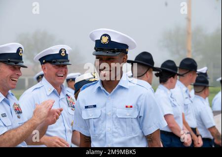 Laureati della società di reclutamento Bravo-202 completa la formazione di base negli Stati Uniti Coast Guard Training Center Cape May, N.J., 20 maggio 2022. Mentre le missioni della Guardia Costiera si sono evolute nel corso degli ultimi due secoli, il nostro impegno ad essere “sempre pronti” è rimasto fermo. Foto Stock