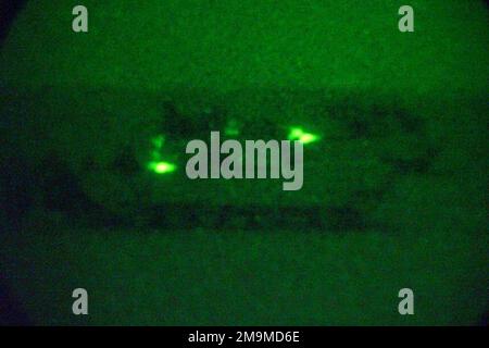 Un corpo marino statunitense (USMC) M1A1 Abrams Main Battle Tank (MBT) del BATTAGLIONE del CARRO armato 1st, Charlie Company, attende nella zona di dispersione (da) vicino al confine iracheno a sostegno dell'operazione IRACHENA LIBERTÀ. (Immagine substandard). Soggetto operativo/Serie: LIBERTÀ IRACHENA Paese: Kuwait (KWT) Foto Stock