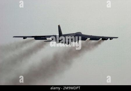 A US Air Force (USAF) B-52H Stratofortress, 23rd Bomb Squadron (BS), Bomber Barons, Minot Air Force base (AFB), North Dakota (ND), decollare in una delle missioni di apertura a sostegno dell'operazione IRAQ FREEDOM. Soggetto operazione/Serie: LIBERTÀ IRACHENA Paese: Sconosciuto Foto Stock