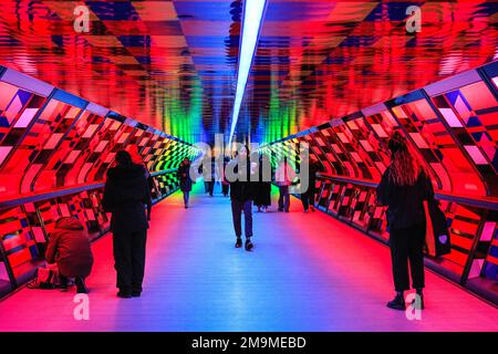 Londra, Regno Unito. 18th Jan, 2023. Le persone camminano intorno affascinato da Colour, da Camille Walala, nel ponte Adams Plaza. L'annuale Winter Lights Festival viene lanciato oggi con 22 installazioni di luci e coinvolgenti mostre d'arte sparse intorno a Canary Wharf a Londra. Il festival pubblico è aperto fino al 28th gennaio ed è gratuito. Credit: Imageplotter/Alamy Live News Foto Stock